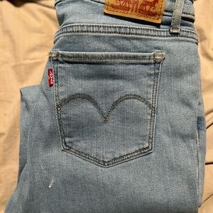 Woman’s Levi’s 711 Skinny ankle size 28